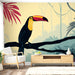 Une pièce lumineuse avec un papier peint tropical représentant un toucan coloré sur fond pastel, créant une ambiance exotique et apaisante.