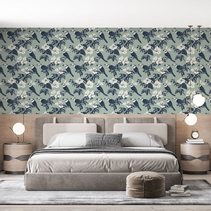 Une chambre moderne avec un papier peint floral bleu nuit et crème représentant des oiseaux et des fleurs sur fond vert, créant une atmosphère apaisante et élégante.