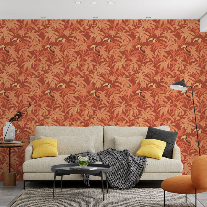 Un salon moderne avec un papier peint tropical aux motifs de palmiers et de toucans sur fond rouge orangé, créant une ambiance chaleureuse et vivante.