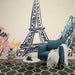 Papier peint artistique avec illustration de la Tour Eiffel entourée de couleurs vives pour salon moderne.
