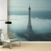 Papier peint mural avec illustration majestueuse de la Tour Eiffel émergeant des nuages pour salon moderne.