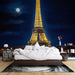Papier peint tour Eiffel nocturne avec éclairage doré sous la lune pour chambre moderne
