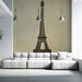 Papier peint mural avec silhouette stylisée de la Tour Eiffel sur fond doux pour salon moderne.