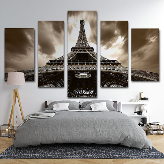 Une chambre moderne avec un papier peint représentant la tour Eiffel en noir et blanc, créant une ambiance élégante et intemporelle.