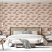Une chambre élégante avec un papier peint vintage illustrant des paysages ruraux en rouge sur fond beige, créant une atmosphère chaleureuse et nostalgique.
