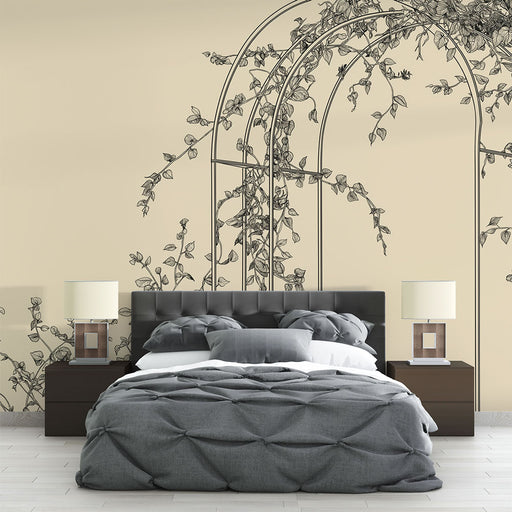 Une chambre moderne avec un papier peint beige illustrant des motifs floraux en noir, créant une ambiance élégante et apaisante.
