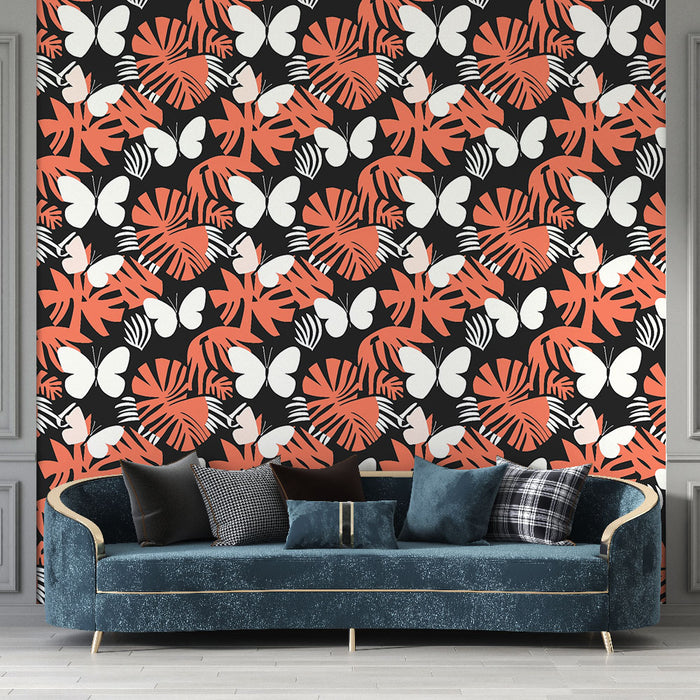 Un salon moderne avec un papier peint tropical noir orné de feuilles corail et de papillons blancs, créant une ambiance dynamique et vivante.