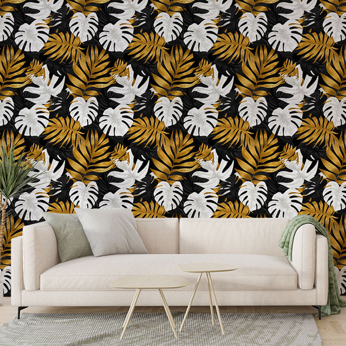 Un salon moderne avec un papier peint tropical noir, or et blanc, présentant de grandes feuilles exotiques qui créent une ambiance élégante et dynamique.