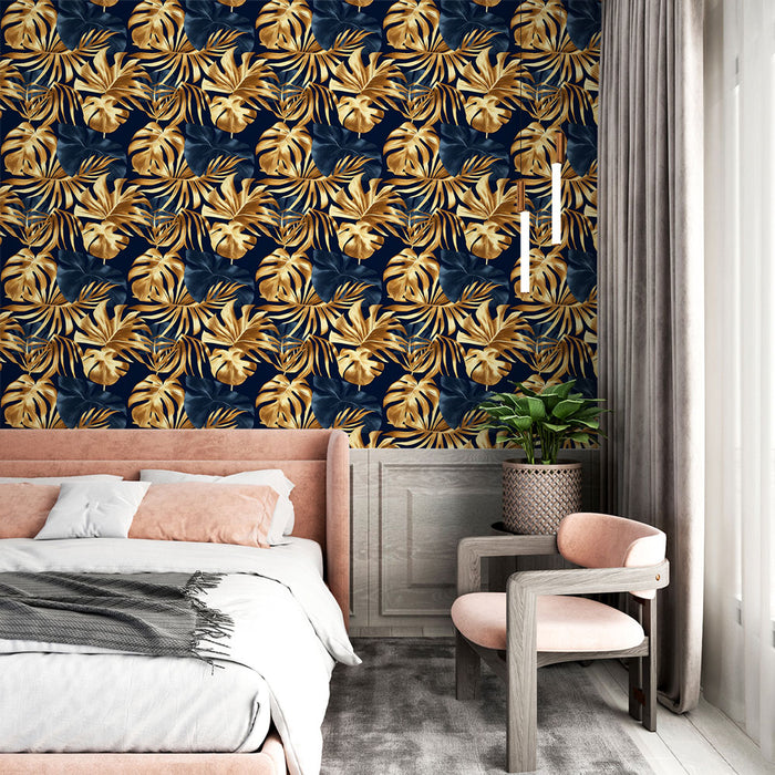 Une chambre moderne avec un papier peint tropical bleu nuit ornée de feuilles dorées et vertes, créant une ambiance élégante et chaleureuse.
