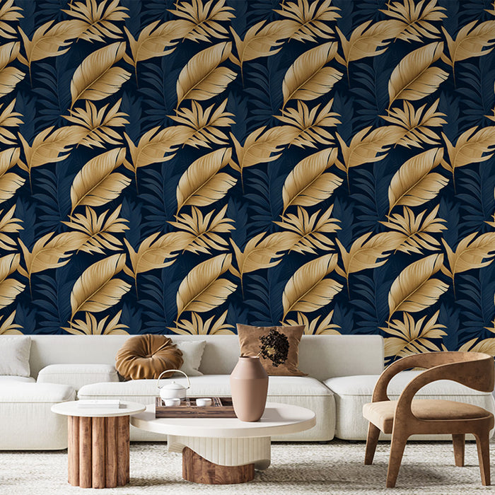 Un salon élégant avec un papier peint tropical bleu marine orné de grandes feuilles dorées et vertes, créant une ambiance chaleureuse et raffinée.