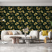Un salon moderne avec un papier peint floral noir et doré, présentant des motifs de feuilles exotiques, créant une ambiance élégante et chaleureuse.