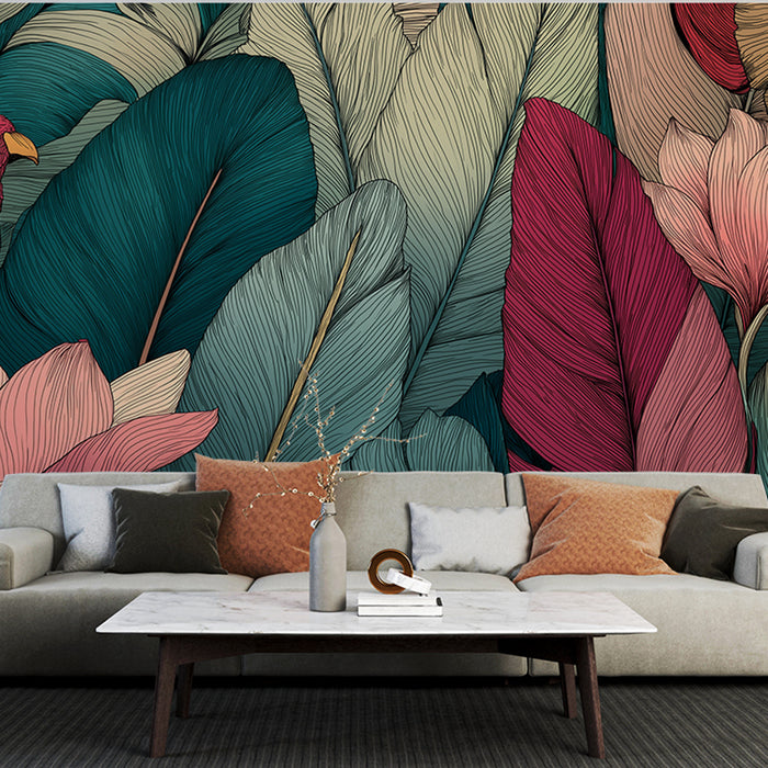 Un salon élégant avec un papier peint tropical aux grandes feuilles stylisées dans des teintes vertes, rouges et roses, créant une ambiance vivante et chaleureuse.