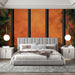 Une chambre moderne avec un papier peint tropical aux teintes orange et vert, évoquant une ambiance chaleureuse et accueillante.