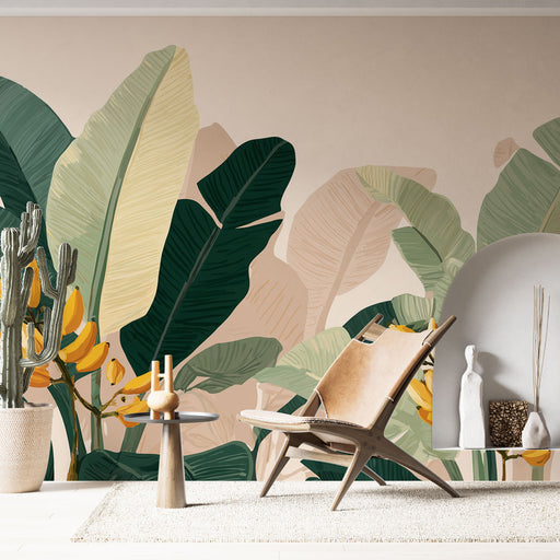 Une pièce moderne avec un papier peint tropical aux grandes feuilles vertes et jaunes sur fond beige, créant une ambiance chaleureuse et accueillante.