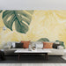 Papier peint tropical avec feuilles de monstera sur fond jaune doux pour salon moderne