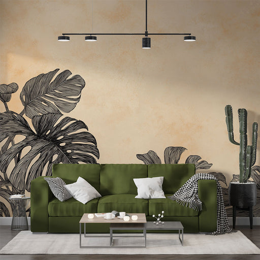 Un salon moderne avec un papier peint représentant de grandes feuilles tropicales noires sur un fond beige, créant une atmosphère chaleureuse et accueillante.