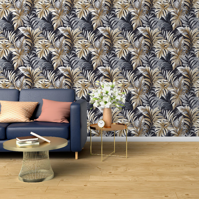 Un salon contemporain avec un papier peint tropical bleu nuit ornée de grandes feuilles dorées et argentées, créant une ambiance élégante et chaleureuse.