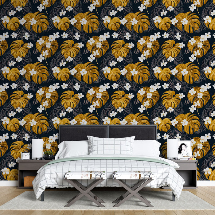 Une chambre moderne avec un papier peint tropical aux motifs de feuilles dorées et de fleurs blanches sur fond noir, créant une ambiance chaleureuse et élégante.