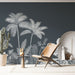 Une pièce moderne avec un papier peint tropical bleu foncé illustrant des palmiers et des feuillages en blanc, créant une atmosphère apaisante et élégante.