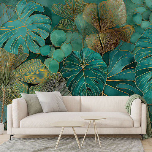 Un salon moderne avec un papier peint tropical aux grandes feuilles vertes et dorées, créant une atmosphère fraîche et apaisante.