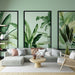 Un salon moderne avec un papier peint tropical vert clair illustrant de grandes feuilles exotiques, créant une atmosphère fraîche et apaisante.