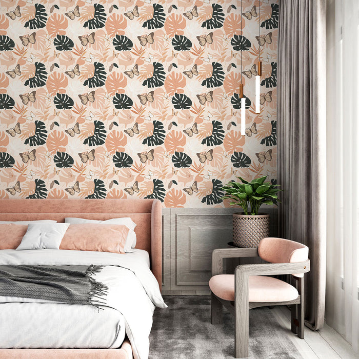 Une chambre élégante avec un papier peint floral aux motifs de feuilles tropicales et de papillons sur fond pastel, créant une atmosphère douce et apaisante.
