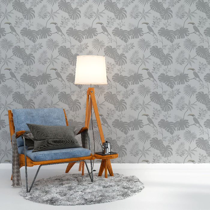 Une pièce moderne avec un papier peint tropical gris clair illustrant des feuilles exotiques et des oiseaux, créant une ambiance apaisante et élégante.