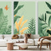 Un salon lumineux avec un papier peint tropical aux grandes feuilles vertes et touches dorées sur fond pastel, créant une ambiance fraîche et apaisante.