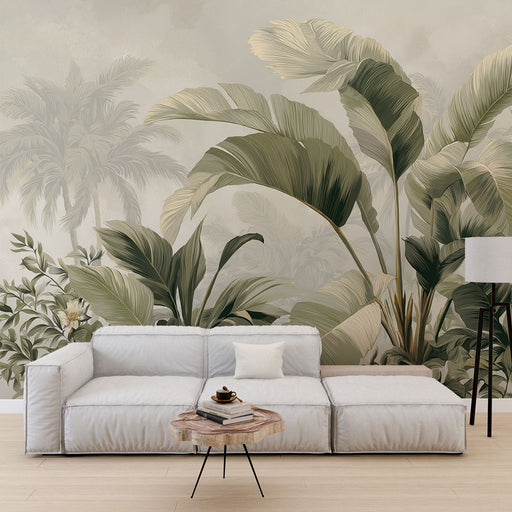 Une pièce lumineuse avec un papier peint tropical aux grandes feuilles vertes et dorées créant une ambiance naturelle et apaisante.