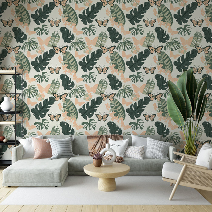 Un salon lumineux avec un papier peint tropical aux motifs de grandes feuilles vertes et de papillons sur fond clair, créant une atmosphère fraîche et vivante.