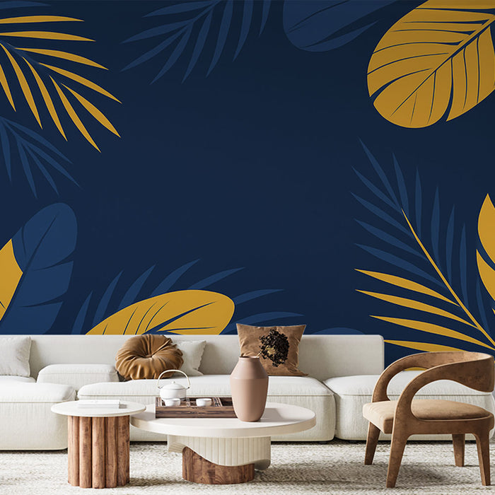 Un salon moderne avec un papier peint tropical bleu nuit orné de grandes feuilles jaunes et vertes, créant une ambiance chaleureuse et accueillante.