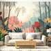 Un salon lumineux avec un papier peint tropical aux motifs floraux colorés, mêlant des teintes de rose, vert et jaune, créant une atmosphère fraîche et vivante.