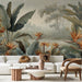 Un salon élégant avec un papier peint tropical représentant de grandes feuilles vertes et des fleurs exotiques aux teintes orangées, créant une atmosphère apaisante et naturelle.