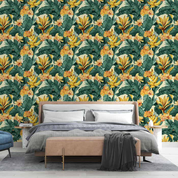 Une chambre moderne avec un papier peint tropical vibrant aux motifs de grandes feuilles vertes et de fleurs jaunes et orangées, créant une ambiance chaleureuse et exotique.