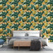Une chambre moderne avec un papier peint tropical vibrant aux motifs de grandes feuilles vertes et de fleurs jaunes et orangées, créant une ambiance chaleureuse et exotique.