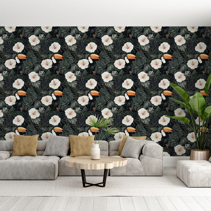 Un salon moderne avec un papier peint tropical noir orné de toucans, de fleurs blanches et de feuillages luxuriants, créant une ambiance vivante et exotique.