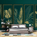 Une chambre moderne avec un papier peint tropical vert foncé illustrant de grandes feuilles dorées, créant une ambiance élégante et apaisante.