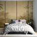 Une chambre élégante avec un papier peint aux motifs de palmiers sur fond doré, créant une atmosphère chaleureuse et apaisante.