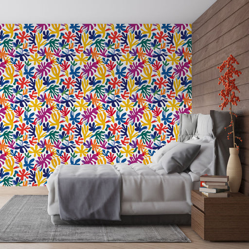 Une chambre moderne avec un papier peint coloré aux motifs floraux vibrants, mêlant des teintes de jaune, violet, vert et orange pour une ambiance joyeuse et dynamique.