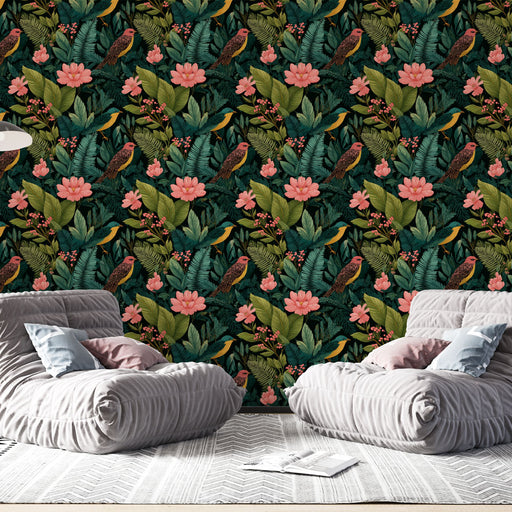 Une salle de séjour moderne avec un papier peint tropical riche en couleurs, représentant des oiseaux et des fleurs roses sur un fond sombre, créant une ambiance vivante et accueillante.