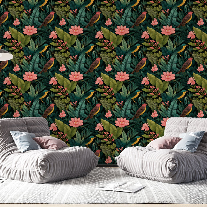 Une salle de séjour moderne avec un papier peint tropical riche en couleurs, représentant des oiseaux et des fleurs roses sur un fond sombre, créant une ambiance vivante et accueillante.
