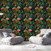 Une salle de séjour moderne avec un papier peint tropical riche en couleurs, représentant des oiseaux et des fleurs roses sur un fond sombre, créant une ambiance vivante et accueillante.