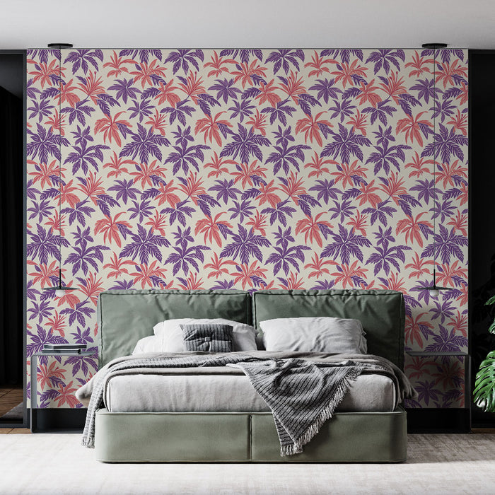 Une chambre moderne avec un papier peint tropical aux motifs de palmiers violets et corail sur fond clair, créant une ambiance vivante et estivale.