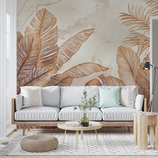 Une salle de séjour moderne avec un papier peint aux grandes feuilles tropicales en lignes dorées sur fond beige, créant une ambiance chaleureuse et élégante.