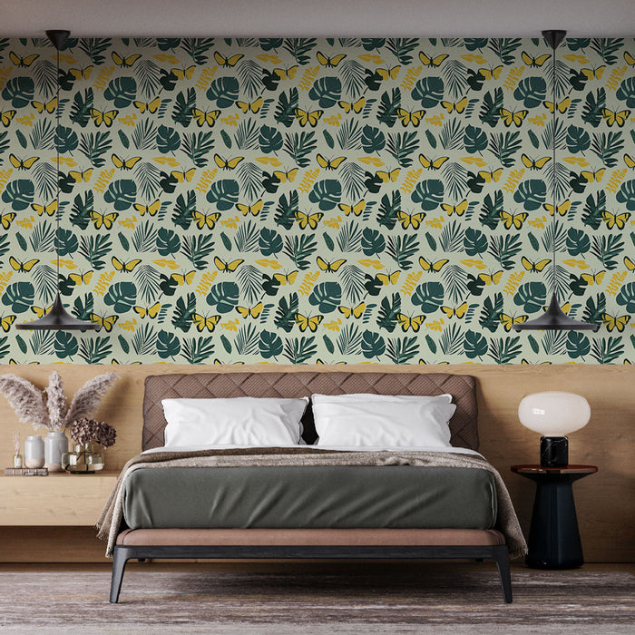 Une chambre moderne avec un papier peint tropical aux motifs de feuilles vertes et de papillons jaunes sur fond clair, créant une ambiance fraîche et vivante.