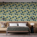 Une chambre moderne avec un papier peint tropical aux motifs de feuilles vertes et de papillons jaunes sur fond clair, créant une ambiance fraîche et vivante.