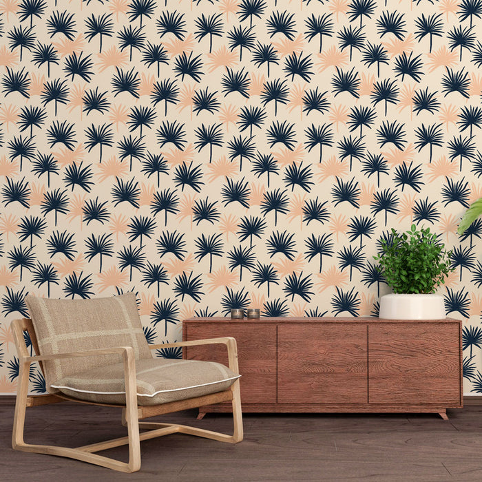 Une pièce moderne avec un papier peint tropical aux motifs de palmiers noirs et roses sur fond crème, créant une ambiance chaleureuse et accueillante.