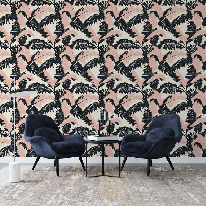 Un salon moderne avec un papier peint tropical aux motifs de palmiers noirs et roses sur fond crème, créant une ambiance chaleureuse et accueillante.