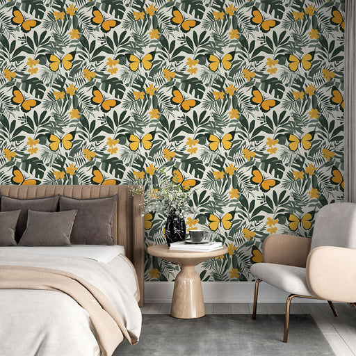 Une chambre élégante avec un papier peint tropical aux motifs de papillons jaunes et de feuillages verts, créant une atmosphère vivante et chaleureuse.
