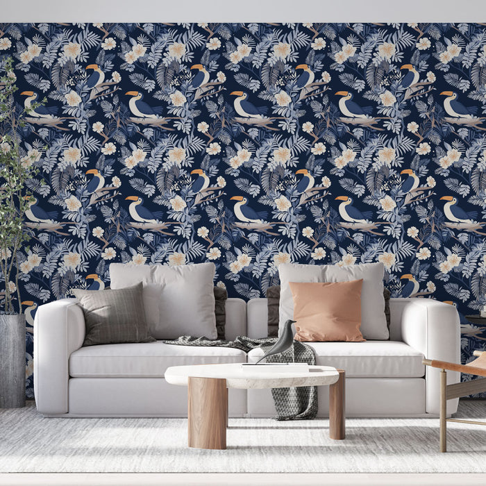 Un salon élégant avec un papier peint tropical bleu nuit illustrant des oiseaux colorés et des fleurs délicates, créant une ambiance vivante et accueillante.